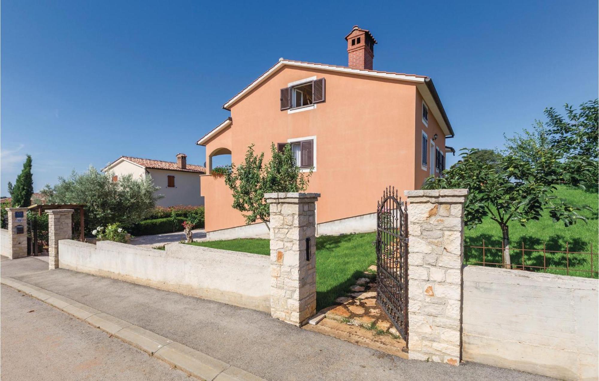 Lovely Apartment In Tar-Vabriga With Kitchen Exterior foto